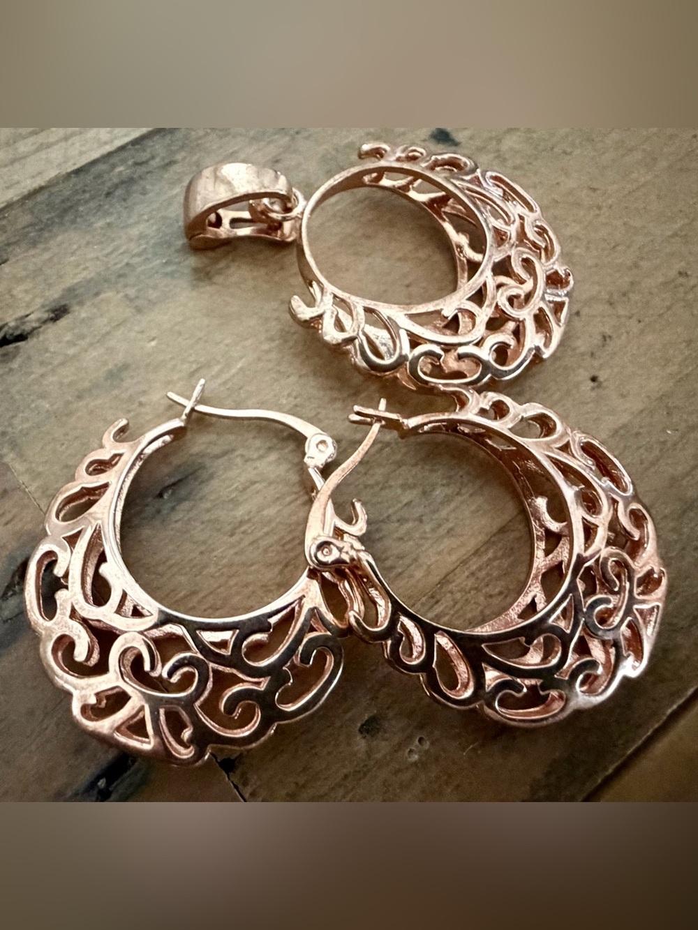 VINTAGE BBJ & JZ ROSE GOLD TONE FILIGREE HOOP EARRINGS & PENDANT SET